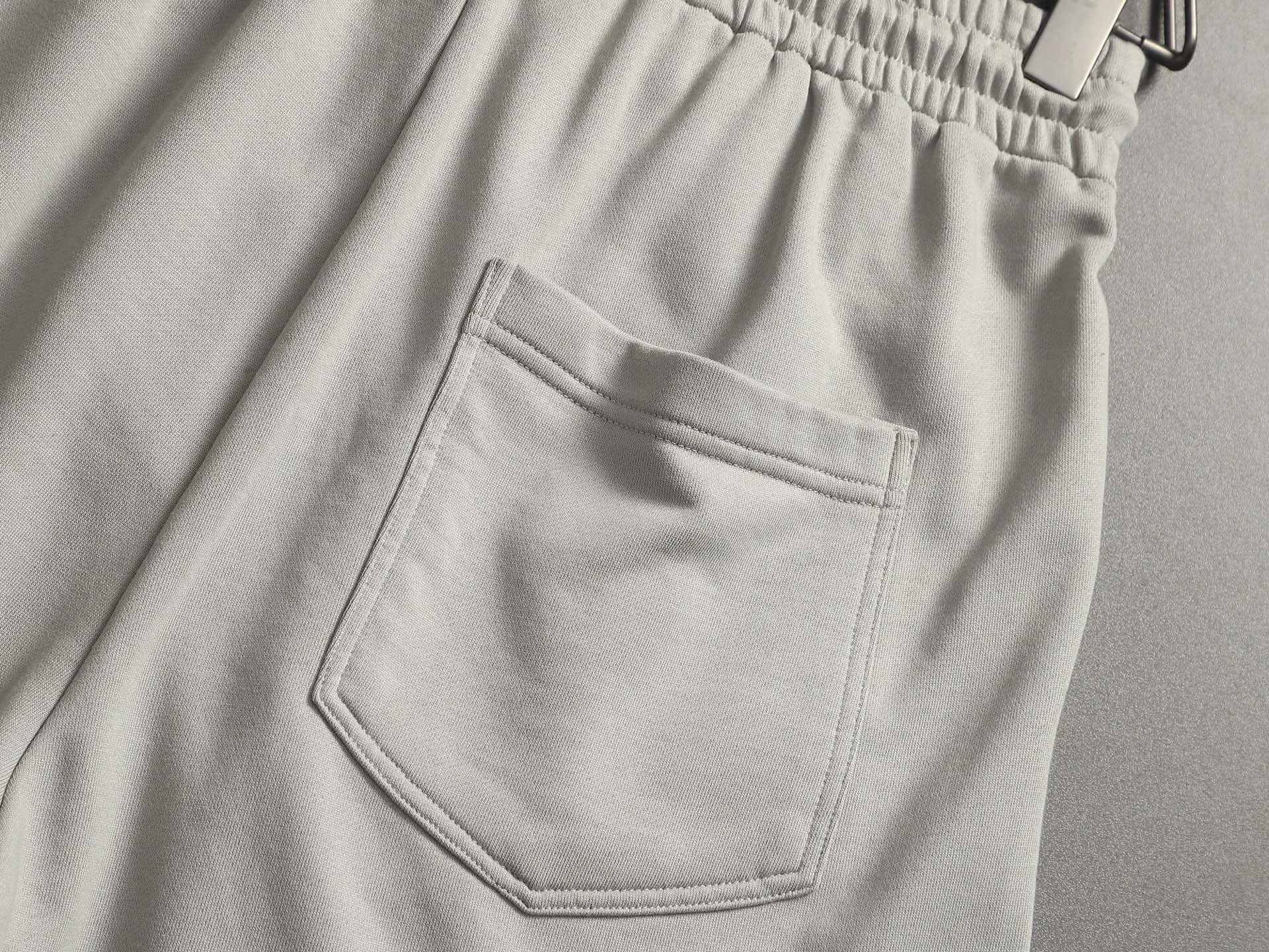 [Higher version] Louis Vuitton/Louis Vuitton 2026SS New Arrival terry shorts, customized fabric using wafer cloth weaving, advanced hand-cut patchwork embroidery technology, tight and three-dimensional version, customized trouser cord hardware with strong texture, smooth, comfortable and Breathable upper body, concave and convex three-dimensional sense, fashionable and casual wear Color: Black White Avocado Color Sizes: S M L XL